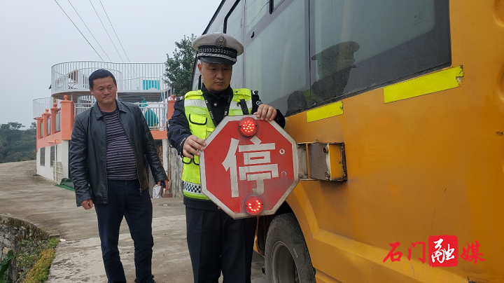 楚江街道:開(kāi)展校車(chē)安全檢查 保障學(xué)生交通安全 楚江2.png