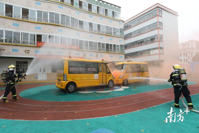 校車“火勢”十幾分鐘被撲滅！源城消防大隊開展救援演練