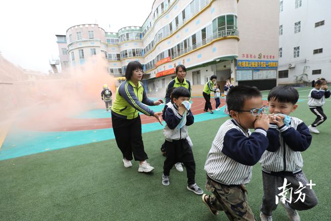 校車“火勢”十幾分鐘被撲滅！源城消防大隊開展救援演練
