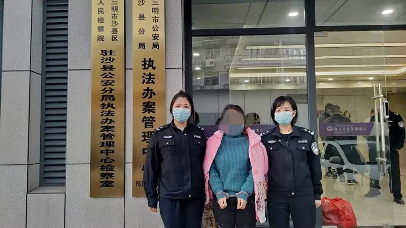 三明一校車嚴重超載,核載6人的車里竟然擠了12人 三明一校車嚴重超載,核載6人的車里竟然擠了12人