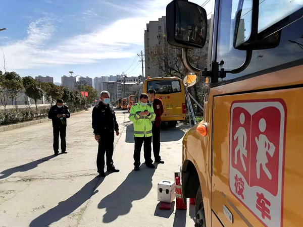 丹江口:六里坪鎮(zhèn)轄區(qū)校車大排查 隱患早排除 丹江口:六里坪鎮(zhèn)轄區(qū)校車大排查 隱患早排除