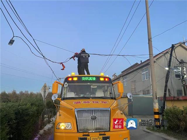 交運黃島溫馨校車上學路遇“攔路虎”校車駕駛員“徒手擒”