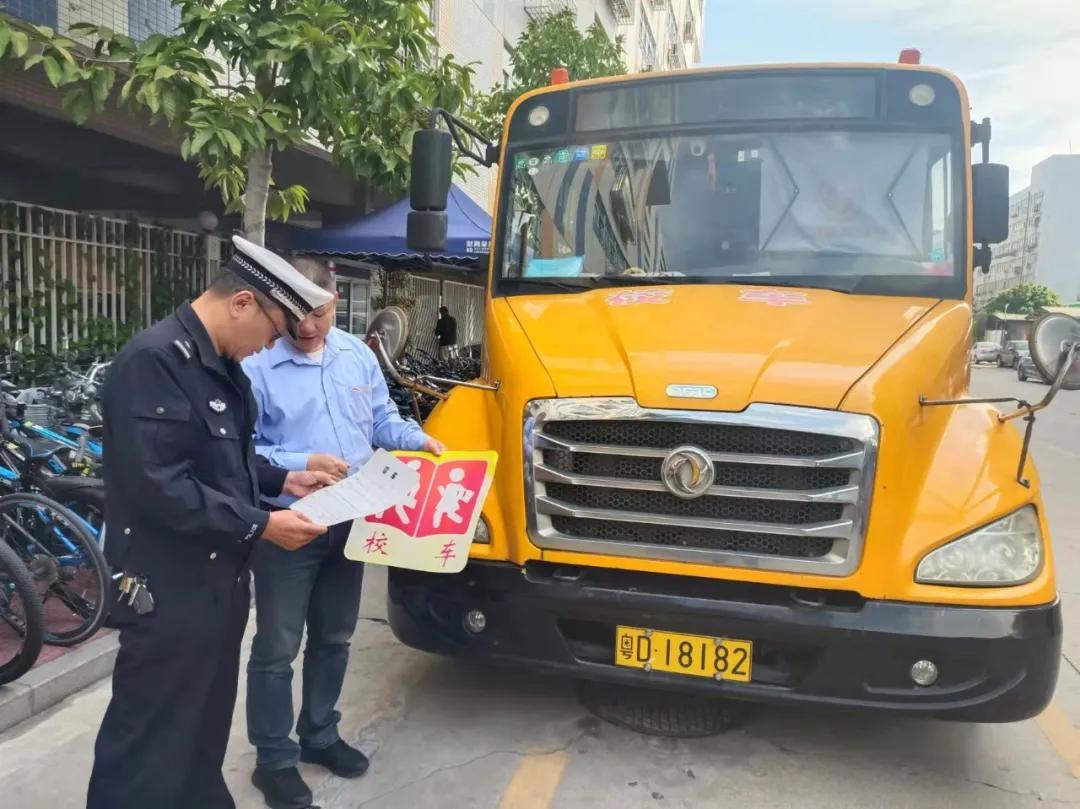 嚴(yán)把校車安全關(guān)！金平交警開展校車安全檢查和校車司機(jī)安全宣傳教育