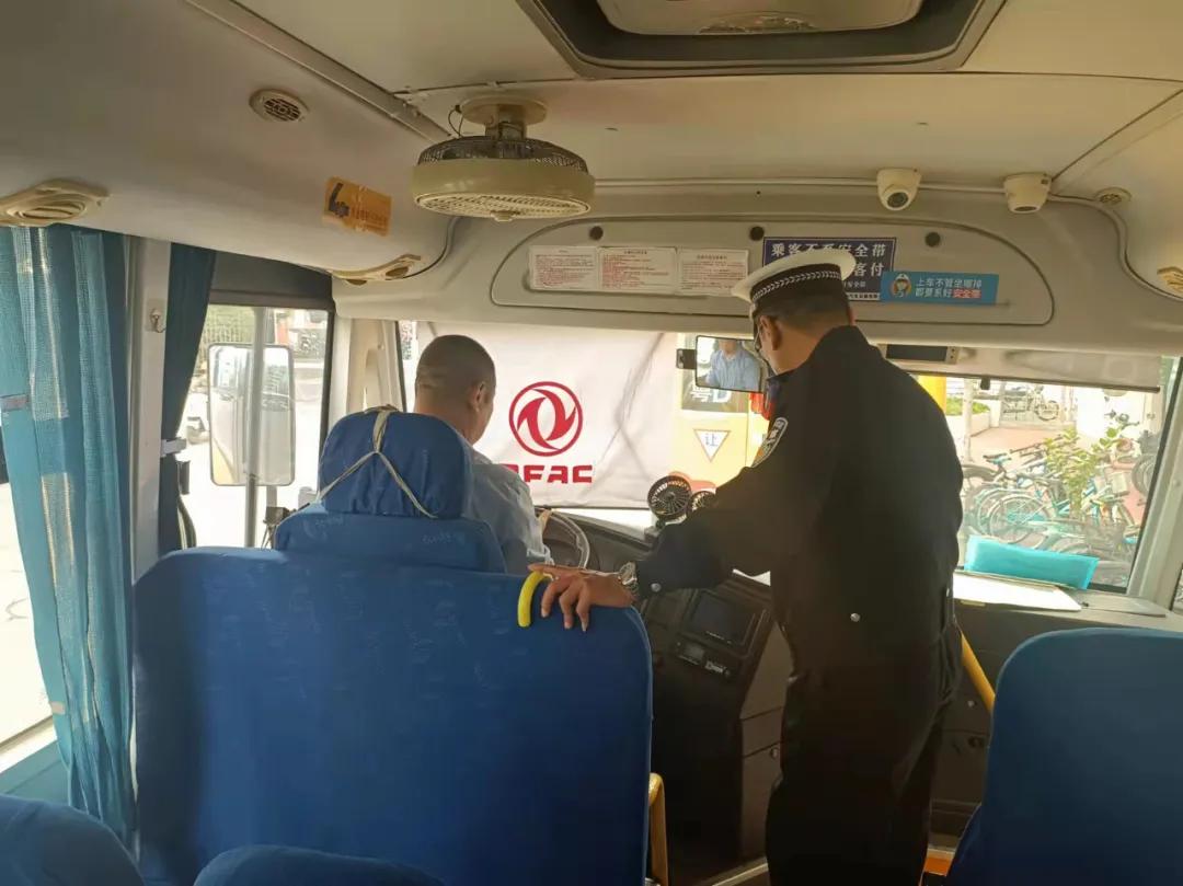 嚴(yán)把校車安全關(guān)！金平交警開展校車安全檢查和校車司機(jī)安全宣傳教育