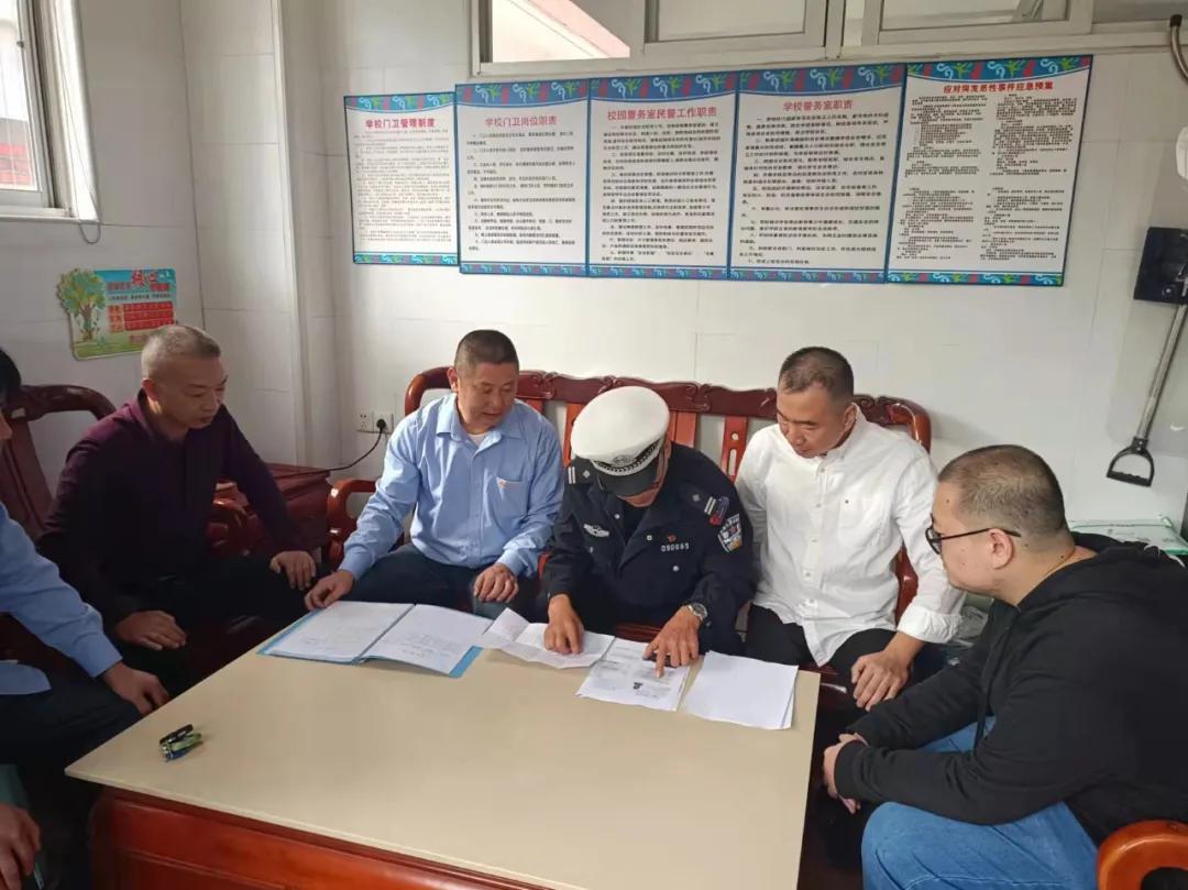 嚴(yán)把校車安全關(guān)！金平交警開展校車安全檢查和校車司機(jī)安全宣傳教育