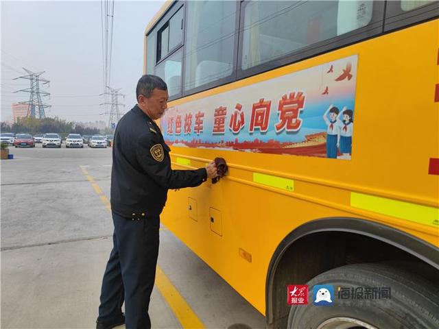 青島校車之星王光軍:承載信任 運(yùn)送希望 青島校車之星王光軍:承載信任 運(yùn)送希望