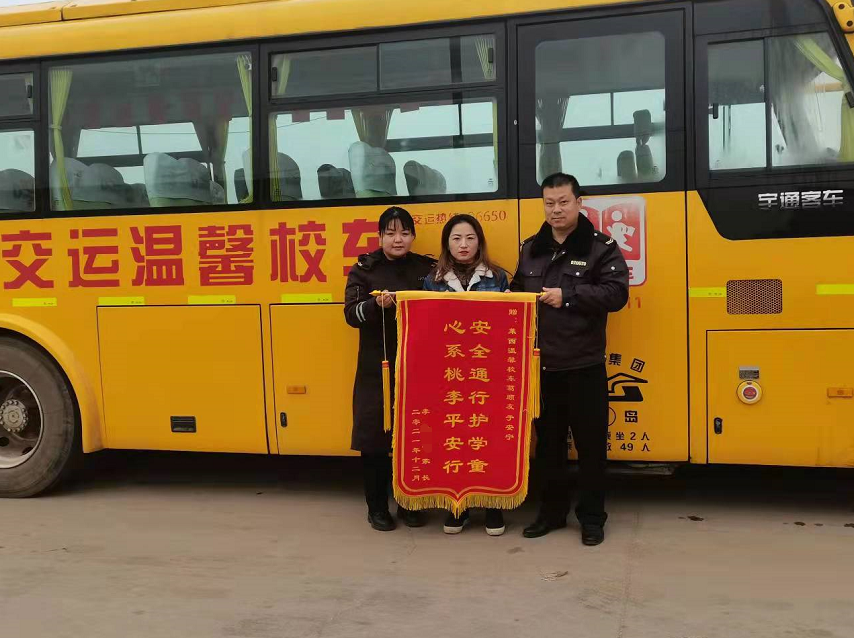 學生在校車上突發抽搐，駕照員緊急聯手施救！