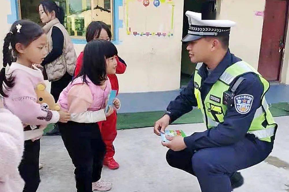 東鄉交警全面開展冬季校車大“體檢” 東鄉交警全面開展冬季校車大“體檢”