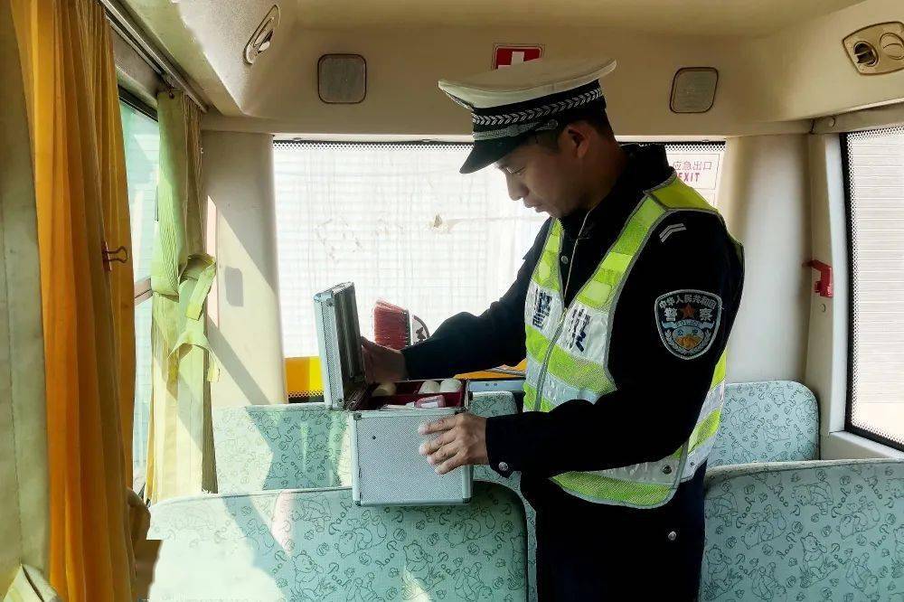 東鄉交警全面開展冬季校車大“體檢” 東鄉交警全面開展冬季校車大“體檢”