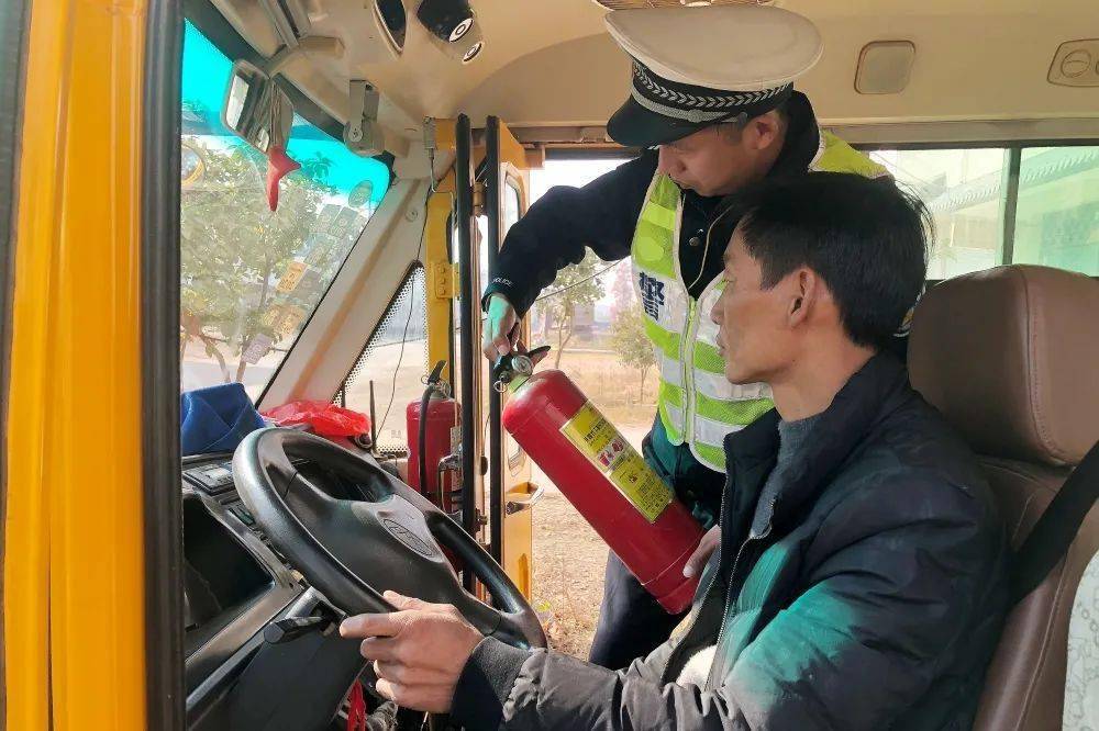 東鄉交警全面開展冬季校車大“體檢” 東鄉交警全面開展冬季校車大“體檢”