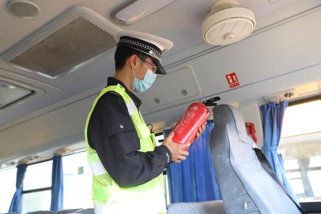 校車安全大檢查,讓學(xué)生平平安安上下學(xué) 校車安全大檢查,讓學(xué)生平平安安上下學(xué)