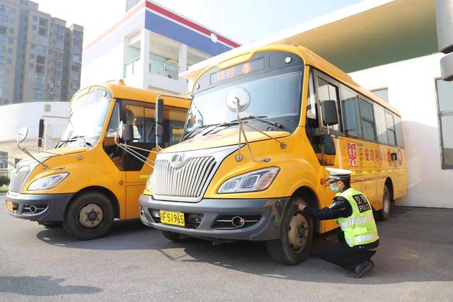 校車安全大檢查,讓學(xué)生平平安安上下學(xué) 校車安全大檢查,讓學(xué)生平平安安上下學(xué)
