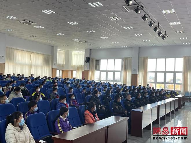 膠州溫馨校車應急演練走進學校 攜手共筑平安校園