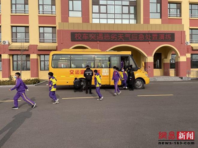 膠州溫馨校車應急演練走進學校 攜手共筑平安校園