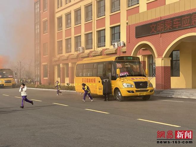 膠州溫馨校車應急演練走進學校 攜手共筑平安校園