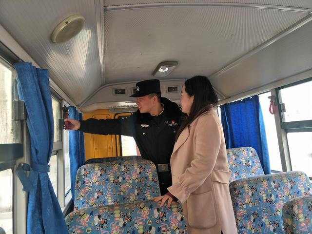 黃龍鎮(zhèn)擰緊校車“安全閥” 筑牢學(xué)生“生命線” 黃龍鎮(zhèn)擰緊校車“安全閥” 筑牢學(xué)生“生命線”