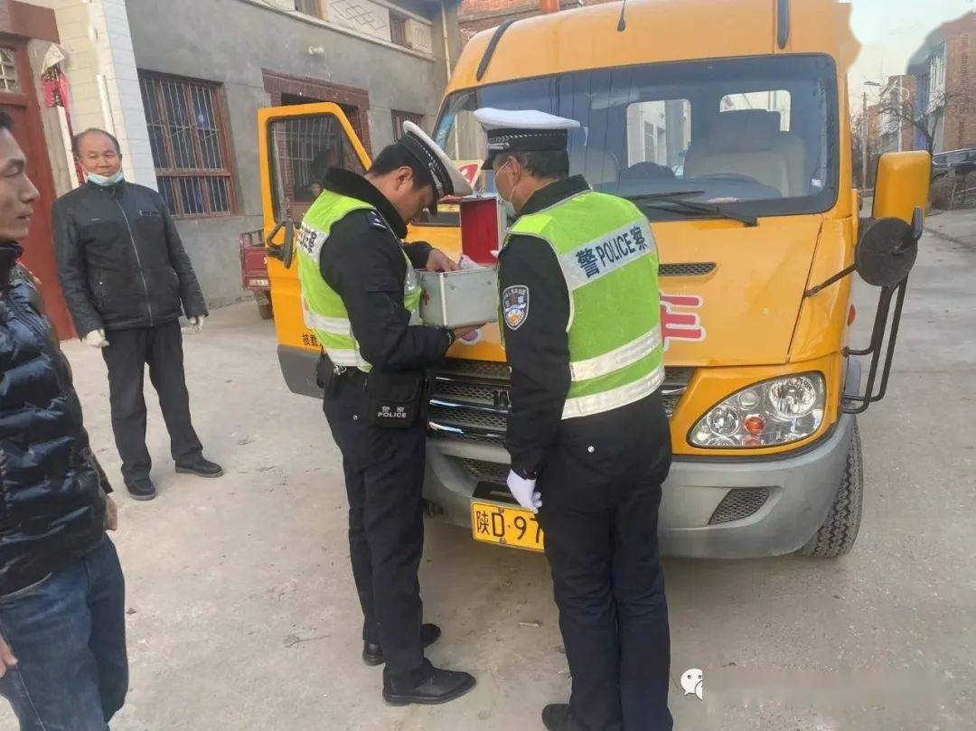 交警大隊校園中隊聯(lián)合教育局在豐儀鎮(zhèn)檢查校車/ 交警大隊校園中隊聯(lián)合教育局在豐儀鎮(zhèn)檢查校車