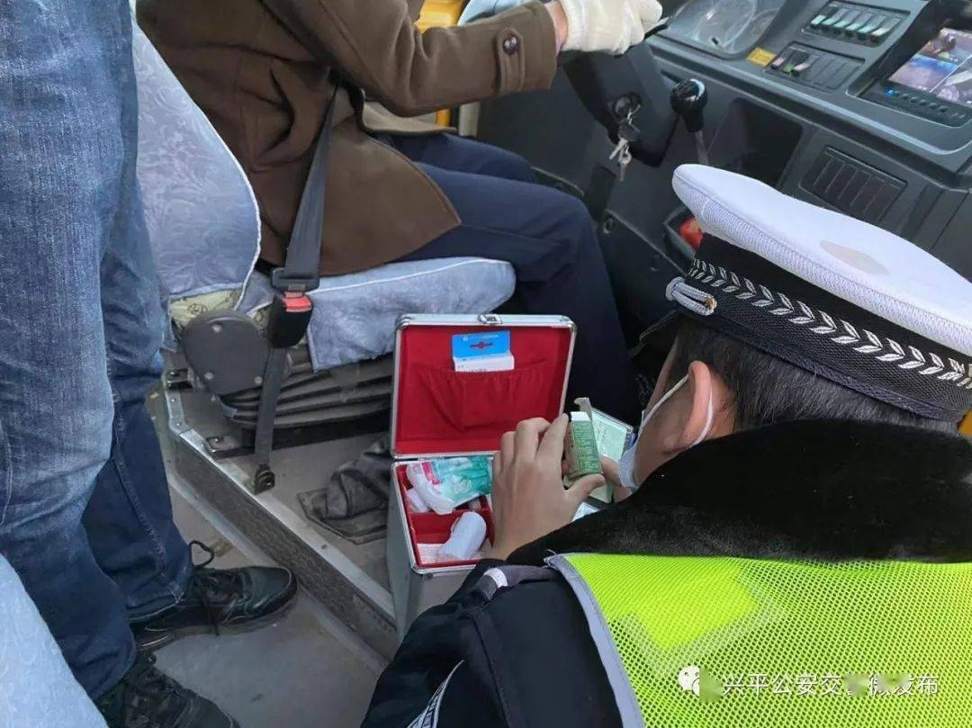 交警大隊校園中隊聯(lián)合教育局在豐儀鎮(zhèn)檢查校車/ 交警大隊校園中隊聯(lián)合教育局在豐儀鎮(zhèn)檢查校車