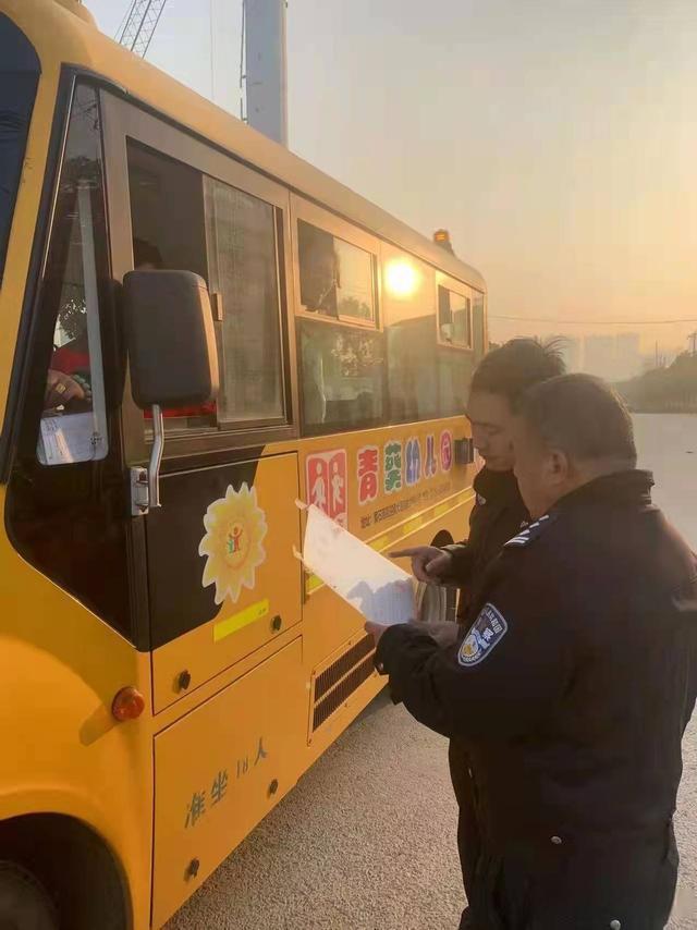 安全不是兒戲男子未取得校車駕駛資格開車上路被查/ 安全不是兒戲男子未取得校車駕駛資格開車上路被查