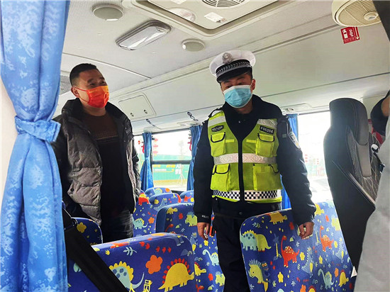 【我為群眾辦實(shí)事】開展冬季校車安全檢查 筑牢學(xué)生安全防線