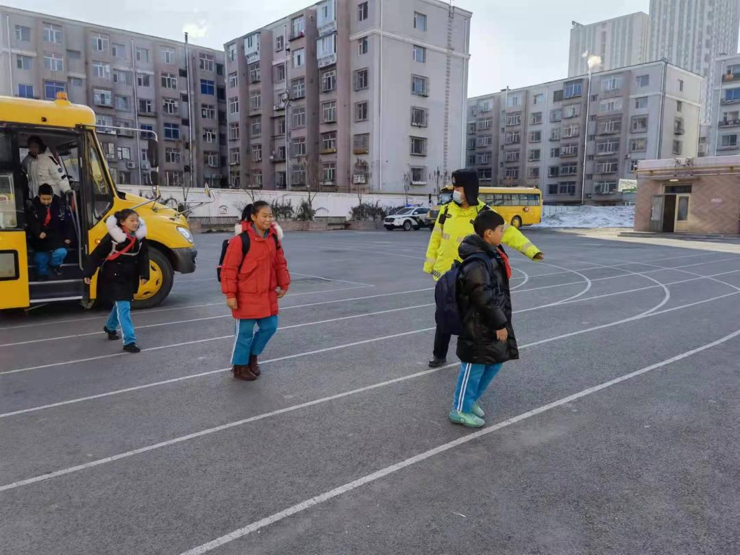 四平交管支隊鐵西大隊寒假前聯合多部門開展校車應急演練活動/ 四平交管支隊鐵西大隊寒假前聯合多部門開展校車應急演練活動