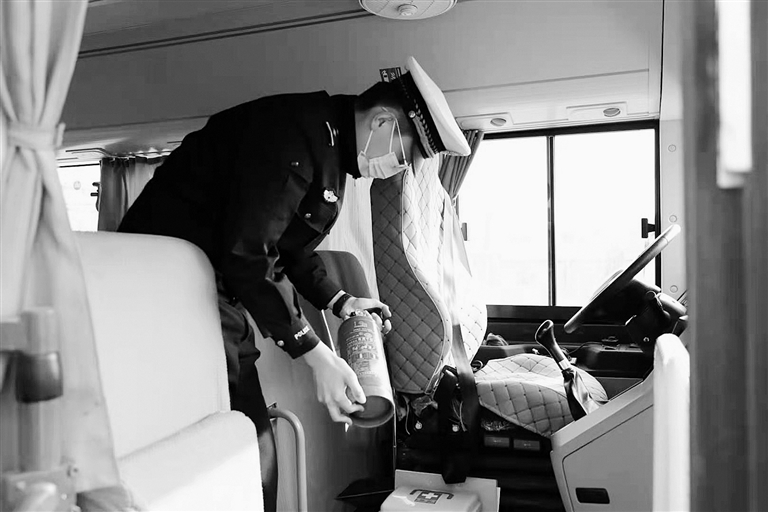 校車“體檢” 校車“體檢”