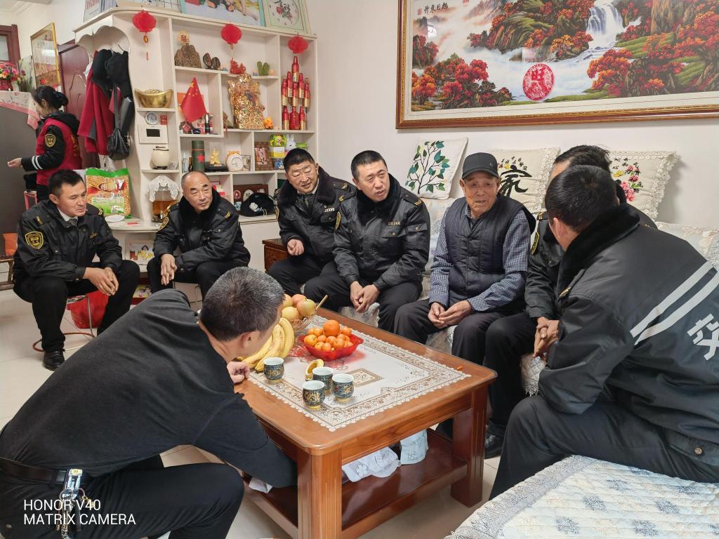 半島網 />青島 天寒人心暖!黃島校車志愿者看望九旬老兵 半島網 />青島 天寒人心暖!黃島校車志愿者看望九旬老兵