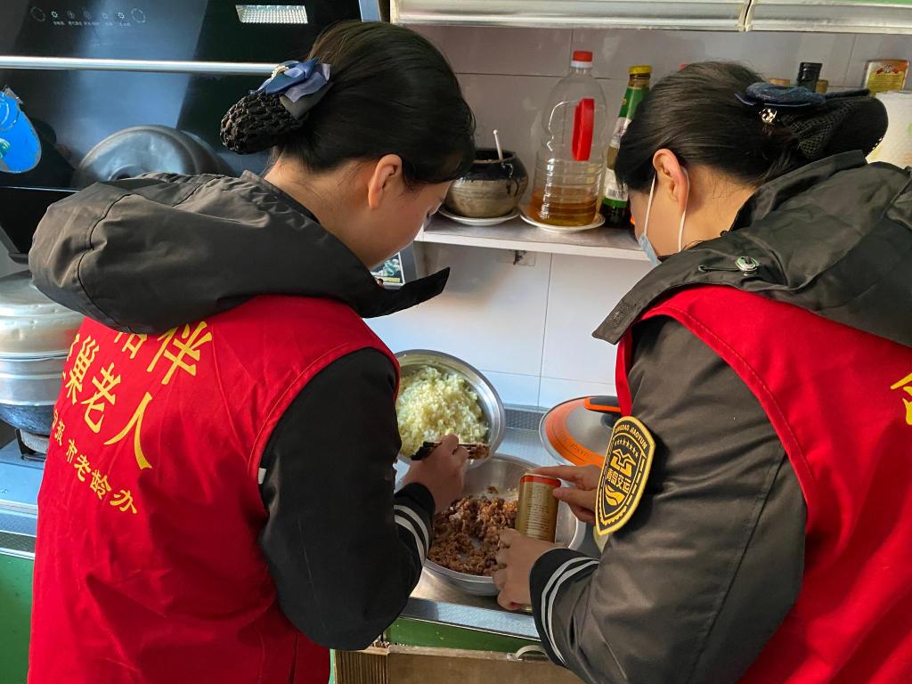 半島網 />青島 天寒人心暖!黃島校車志愿者看望九旬老兵 半島網 />青島 天寒人心暖!黃島校車志愿者看望九旬老兵