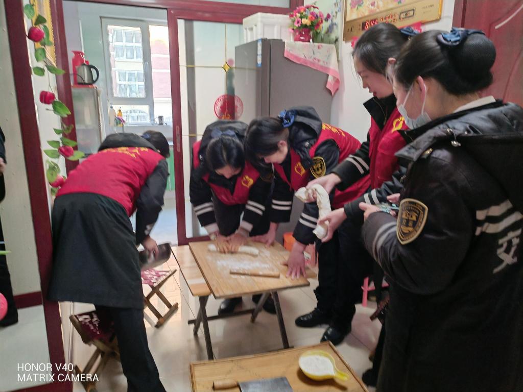 半島網 />青島 天寒人心暖!黃島校車志愿者看望九旬老兵 半島網 />青島 天寒人心暖!黃島校車志愿者看望九旬老兵