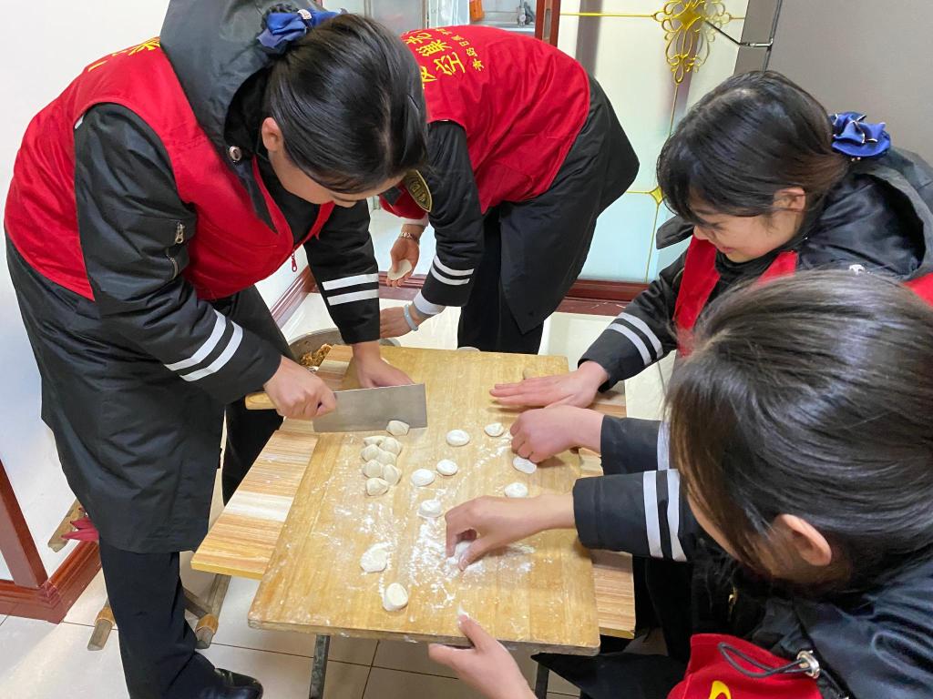 半島網 />青島 天寒人心暖!黃島校車志愿者看望九旬老兵 半島網 />青島 天寒人心暖!黃島校車志愿者看望九旬老兵