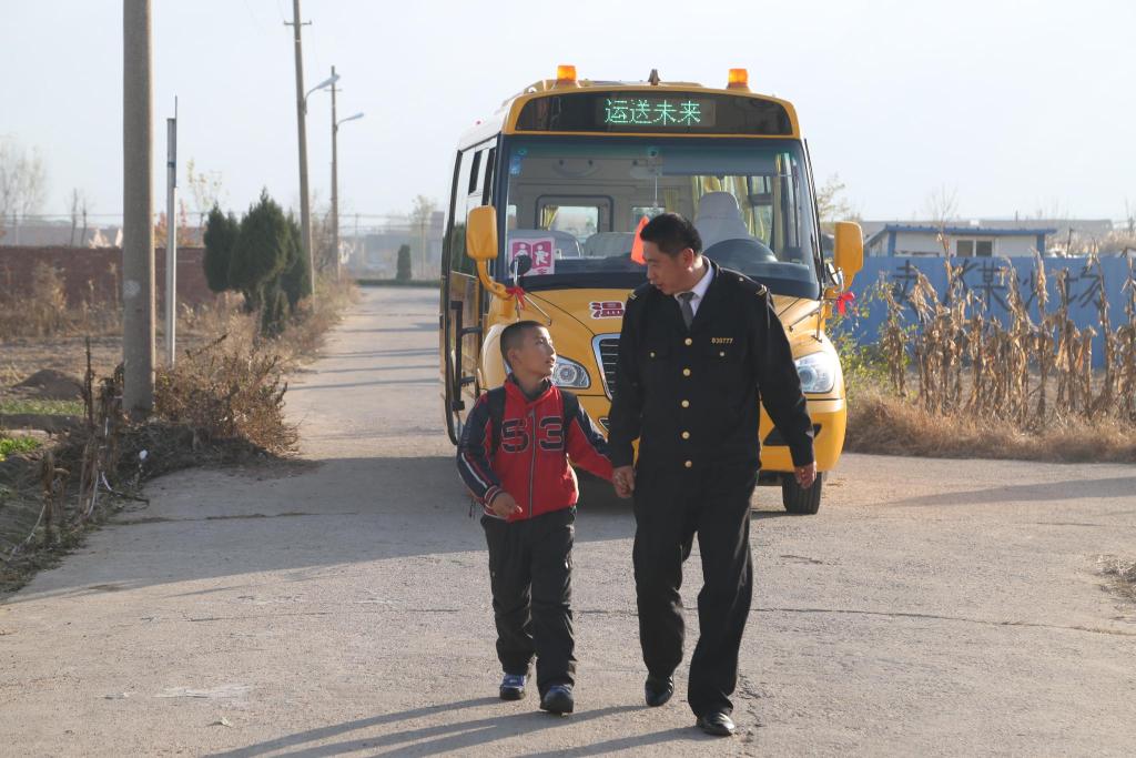 “大鼻子”校車開進(jìn)嶗山9年了,護(hù)航山區(qū)孩子上學(xué)路 “大鼻子”校車開進(jìn)嶗山9年了,護(hù)航山區(qū)孩子上學(xué)路