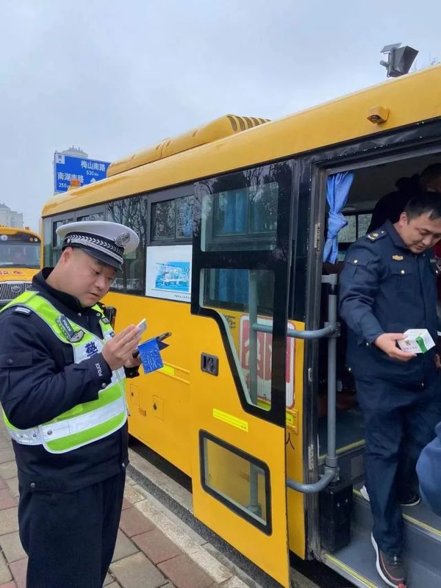 六安公安交警聯合多部門開展校車安全檢查 筑牢冬季交通安全防線 圖片