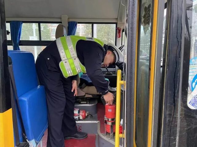 六安公安交警聯合多部門開展校車安全檢查 筑牢冬季交通安全防線 圖片