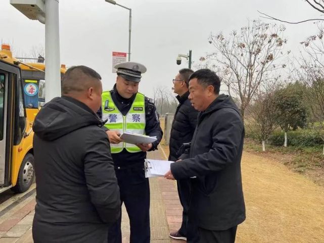 六安公安交警聯合多部門開展校車安全檢查 筑牢冬季交通安全防線 圖片