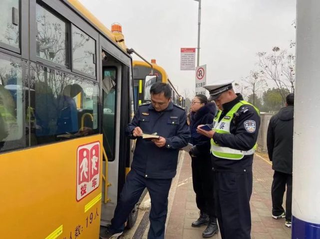 六安公安交警聯合多部門開展校車安全檢查 筑牢冬季交通安全防線 圖片