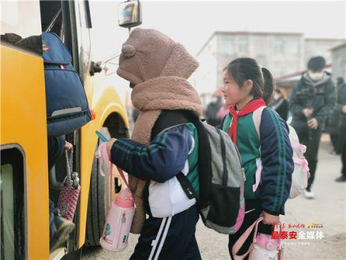 全市共配備校車373輛 服務學生近2.8萬人 全市共配備校車373輛 服務學生近2.8萬人