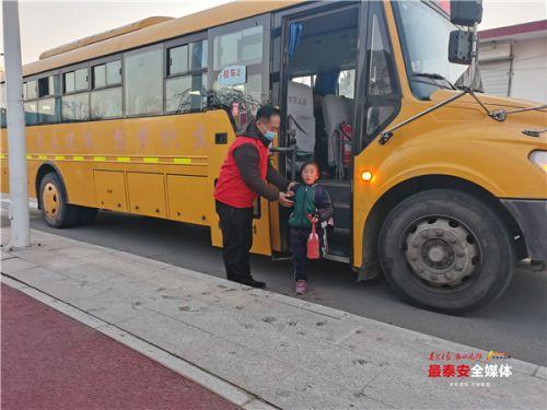 全市共配備校車373輛 服務學生近2.8萬人 全市共配備校車373輛 服務學生近2.8萬人