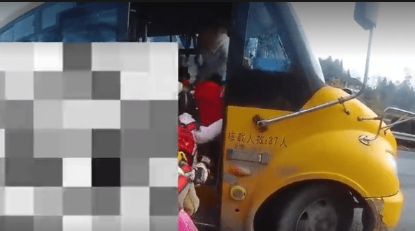 廣安一司機(jī)膽真大!私家車“變身”校車 逆行超載被嚴(yán)懲 廣安一司機(jī)膽真大!私家車“變身”校車 逆行超載被嚴(yán)懲