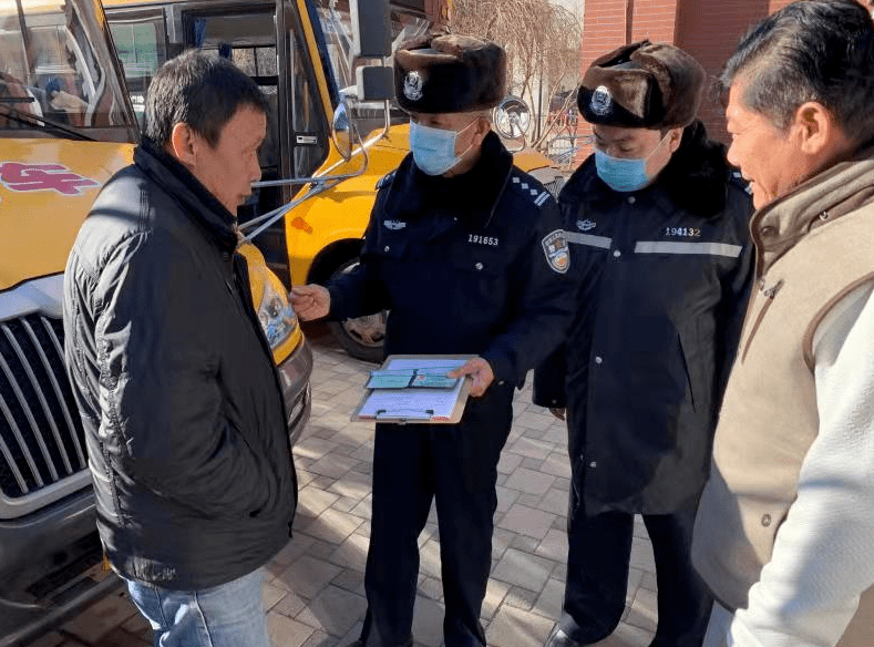 新年伊始 交警為校車“體檢” 新年伊始 交警為校車“體檢”