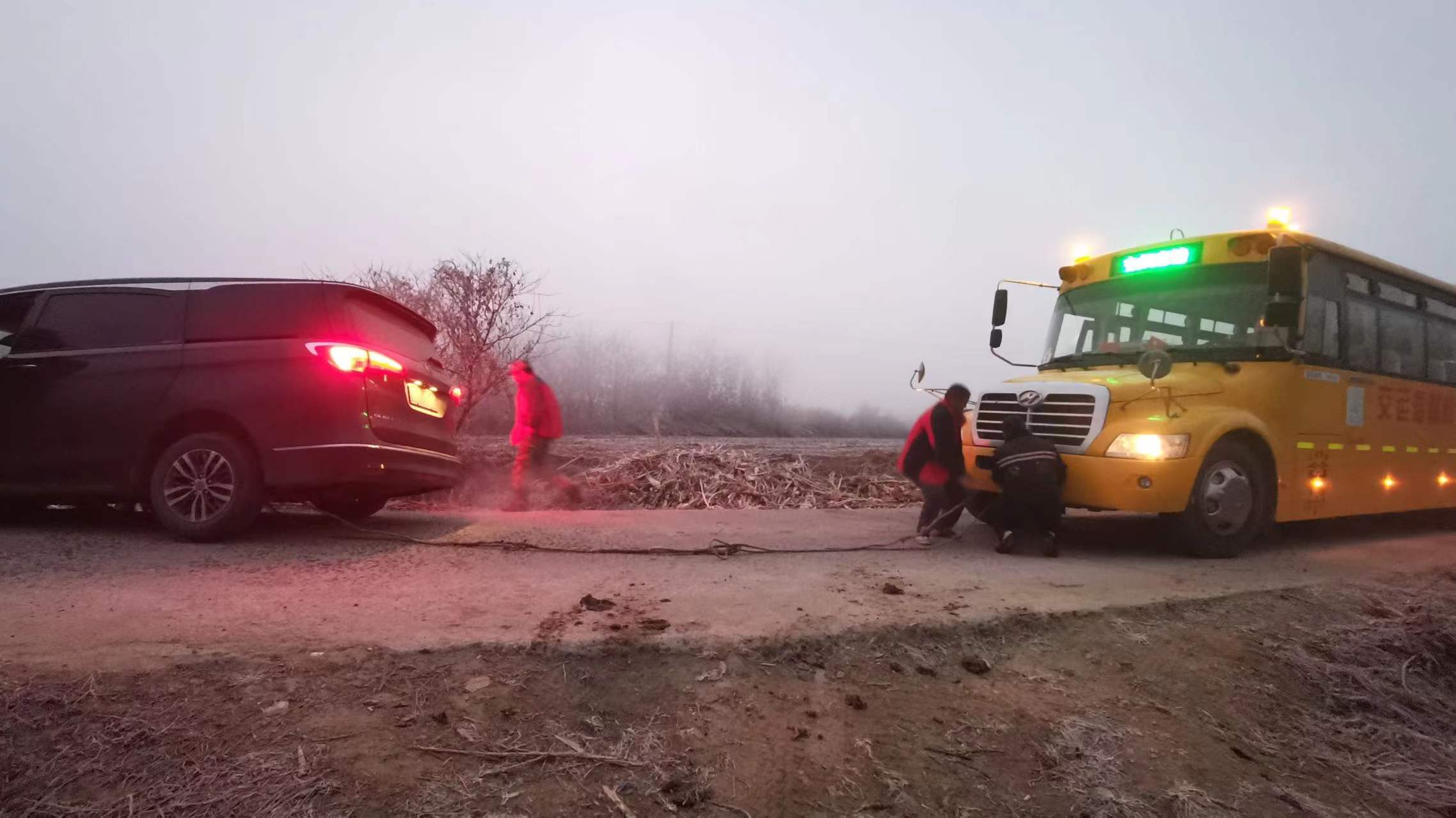 【交運(yùn)黃島溫馨校車】商務(wù)車“摔跤”跌溝里,校車駕駛員救助暖心窩 【交運(yùn)黃島溫馨校車】商務(wù)車“摔跤”跌溝里,校車駕駛員救助暖心窩