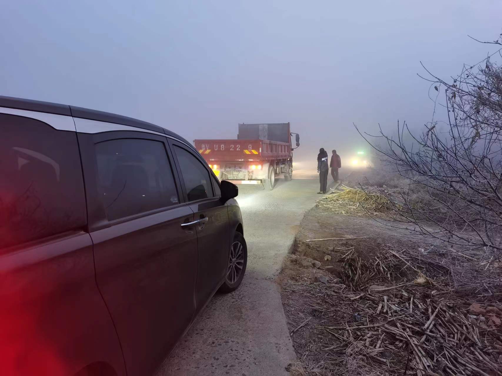 【交運(yùn)黃島溫馨校車】商務(wù)車“摔跤”跌溝里,校車駕駛員救助暖心窩 微信圖片_20220107161314.jpg
