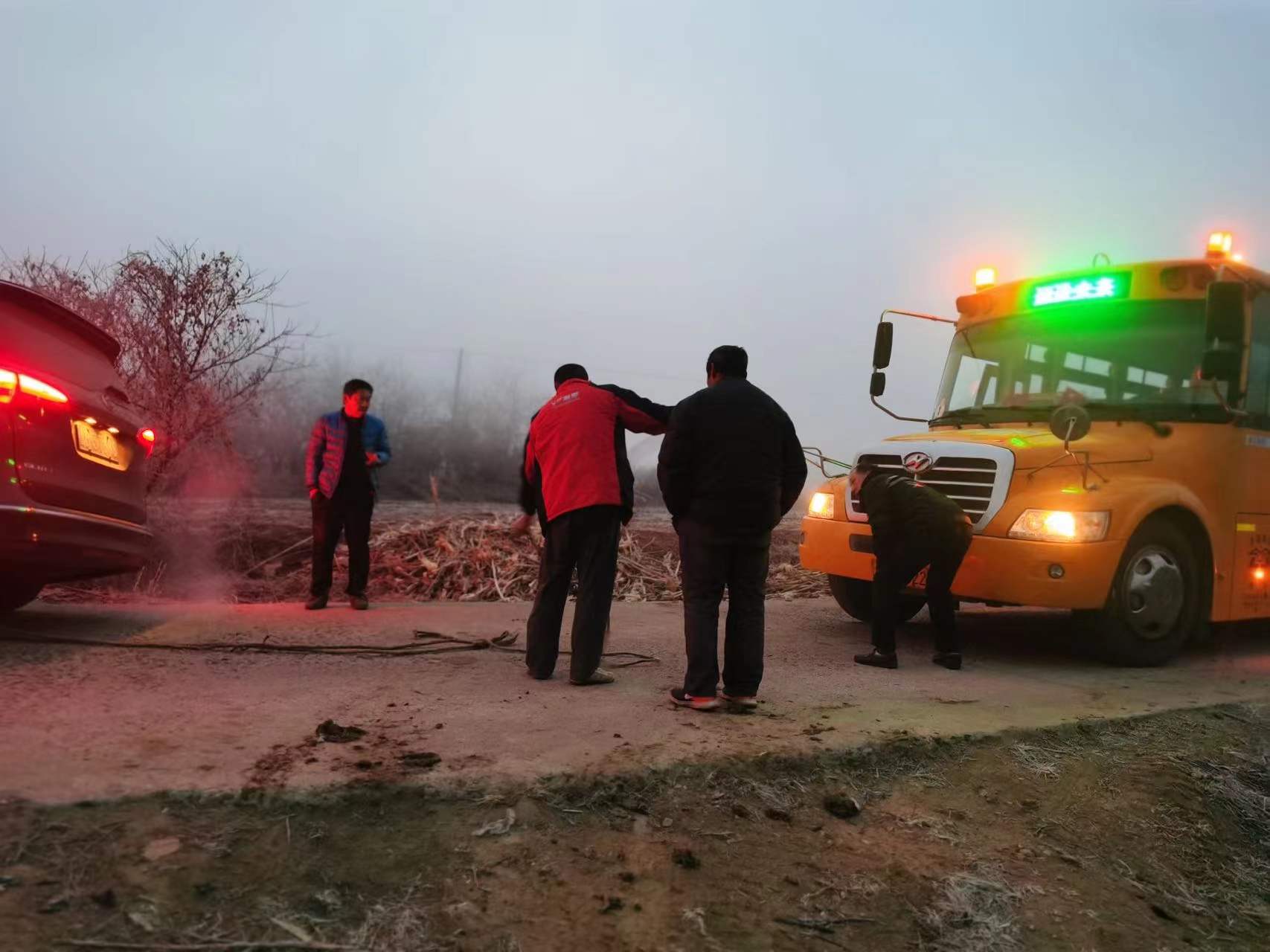 【交運(yùn)黃島溫馨校車】商務(wù)車“摔跤”跌溝里,校車駕駛員救助暖心窩 【交運(yùn)黃島溫馨校車】商務(wù)車“摔跤”跌溝里,校車駕駛員救助暖心窩