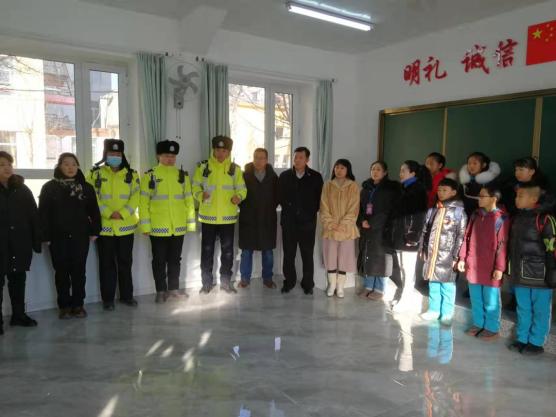 “你好警察節” 四平鐵西交警寒假前聯合多部門開展校車應急演練活動 “你好警察節” 四平鐵西交警寒假前聯合多部門開展校車應急演練活動