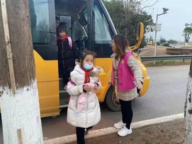 東西湖:校車接送點升級為“候車室”這個細(xì)節(jié)好暖心 東西湖:校車接送點升級為“候車室”這個細(xì)節(jié)好暖心