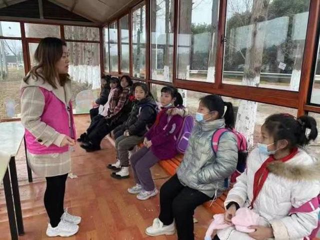 東西湖:校車接送點升級為“候車室”這個細(xì)節(jié)好暖心 東西湖:校車接送點升級為“候車室”這個細(xì)節(jié)好暖心