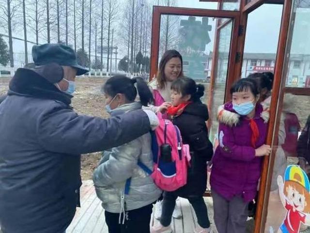 東西湖:校車接送點升級為“候車室”這個細(xì)節(jié)好暖心 東西湖:校車接送點升級為“候車室”這個細(xì)節(jié)好暖心