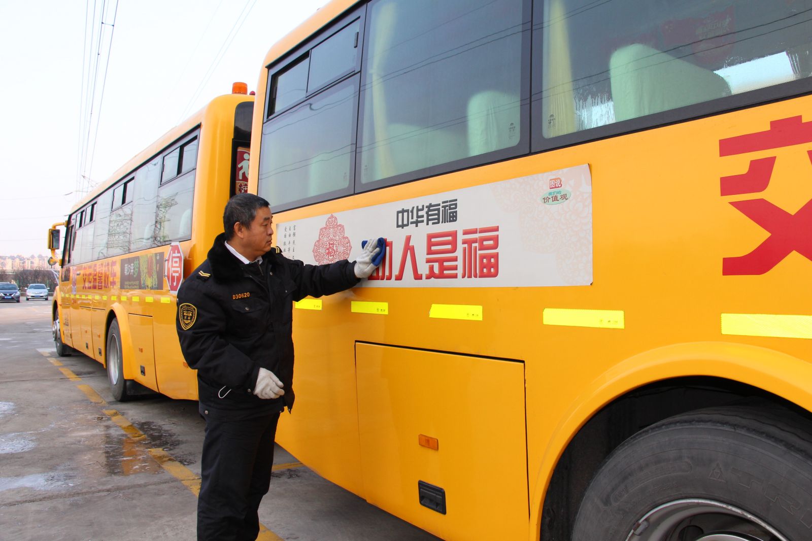 青島一私家車意外起火，校車司機出手相助