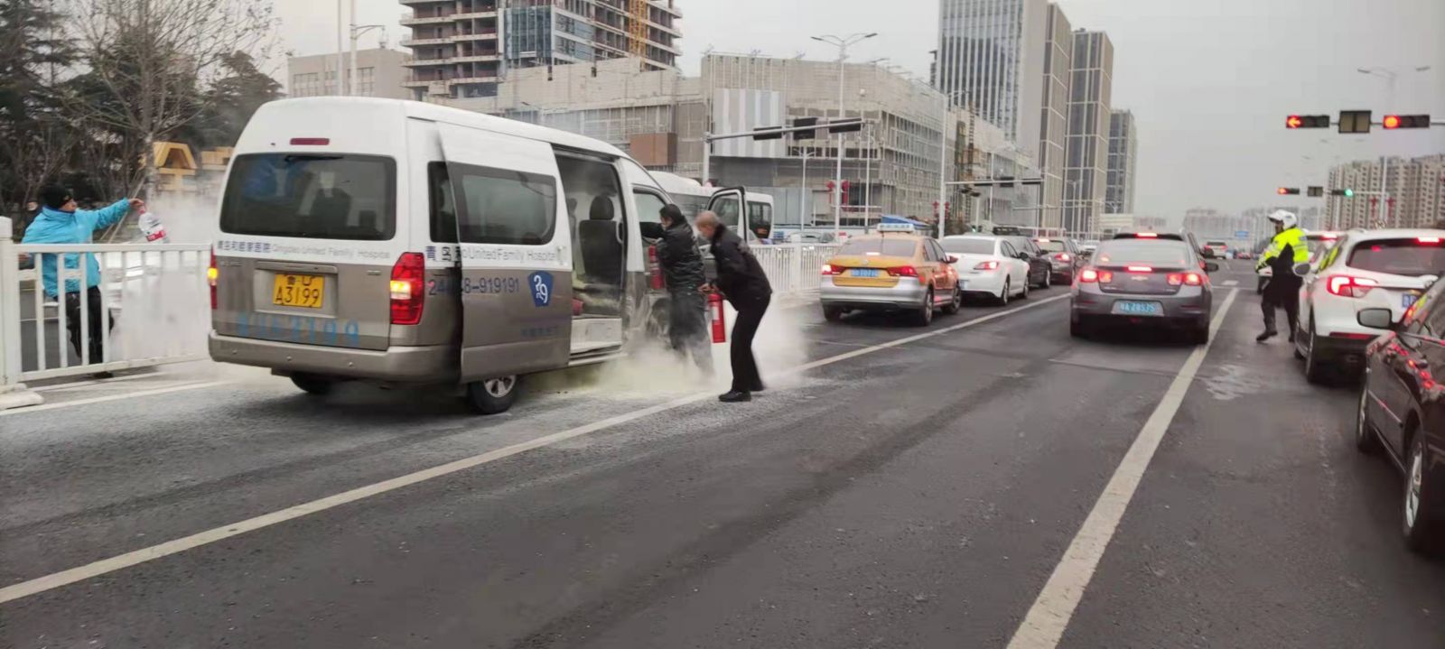 青島一私家車意外起火,校車司機出手相助 青島一私家車意外起火,校車司機出手相助