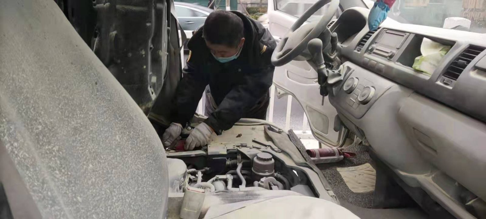 青島一私家車意外起火,校車司機出手相助 青島一私家車意外起火,校車司機出手相助