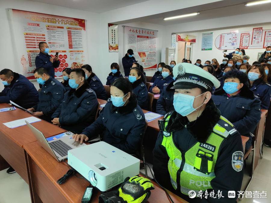 “追本溯源”保學(xué)生交通安全,聊城交警深入校車企業(yè)開展宣傳活動(dòng) “追本溯源”保學(xué)生交通安全,聊城交警深入校車企業(yè)開展宣傳活動(dòng)